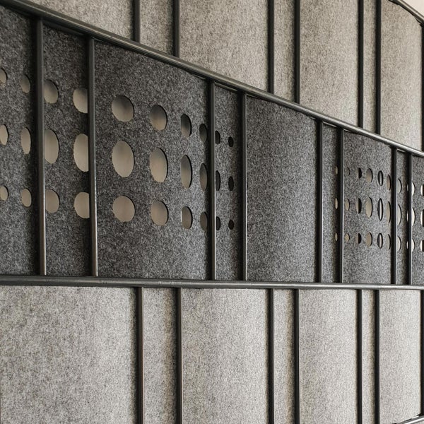 Detailansicht eines Raumteilers mit Filzelementen und Metalleinfassung