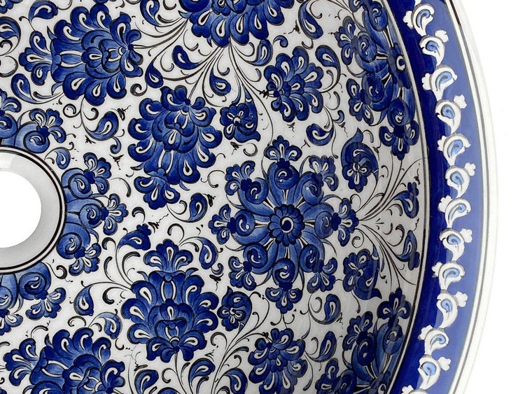 Detailansicht eines Waschbeckens mit blauem Blumenmuster
