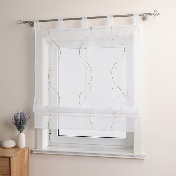 Dekoratives Fenster mit Raffrollo, Gardinenstange und Blumenvase