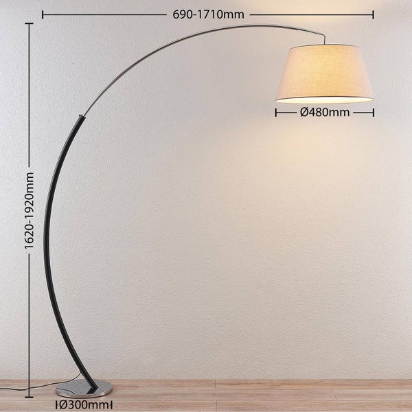 Bogenstehlampe mit beigem Stoffschirm, Höhe 1620 bis 1920 Millimeter, Ausladung 690 bis 1710 Millimeter, Schirmdurchmesser 480 Millimeter.