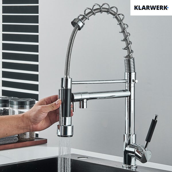 Professionelle Küchenarmatur aus Chrom mit Spiralfeder, ausziehbarer Geschirrbrause und zwei Ausläufen. KLARWERK Logo.