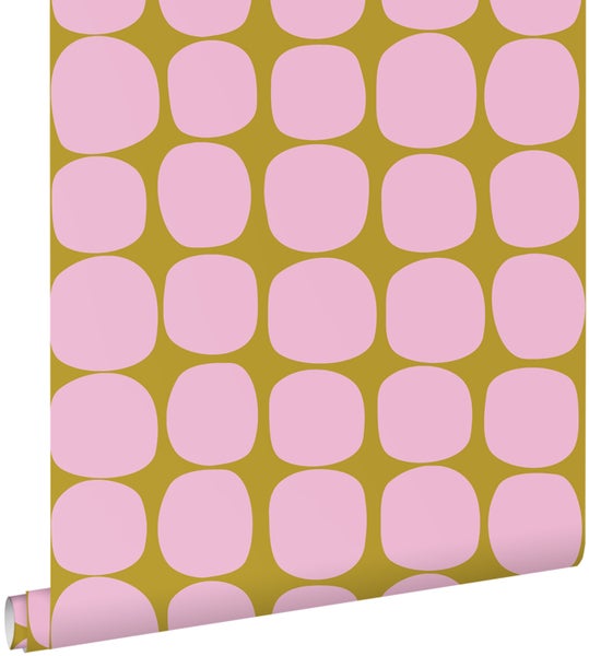 Vliestapete mit großflächigem geometrischem Muster aus rosa abgerundeten Quadraten auf olivgrünem Grund.