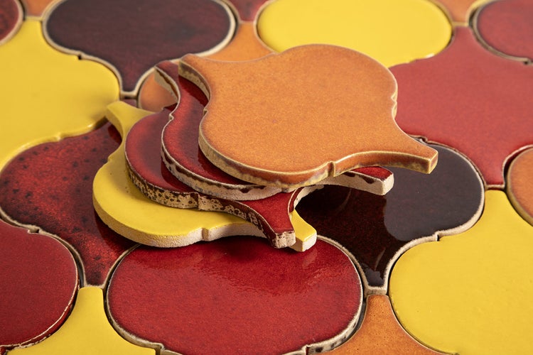 Keramikfliesen in Form und verschiedenen Farbtönen