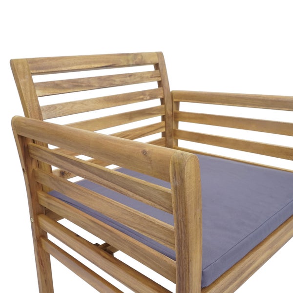Gartenstuhl aus Akazienholz mit grauer Sitzauflage und Lamellendesign.