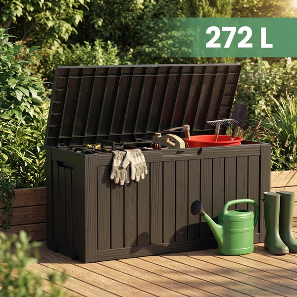 Gartenbox mit 272 Litern Fassungsvermögen, gefüllt mit Gartenwerkzeugen auf einer Holzterrasse.