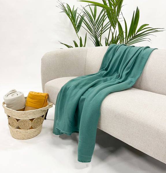 Dekoration mit Sofa, Decke und Korb für Wohnaccessoires