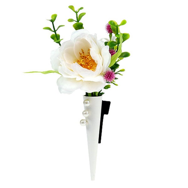 Künstliches Blumenarrangement in weißem, kegelförmigem Behälter