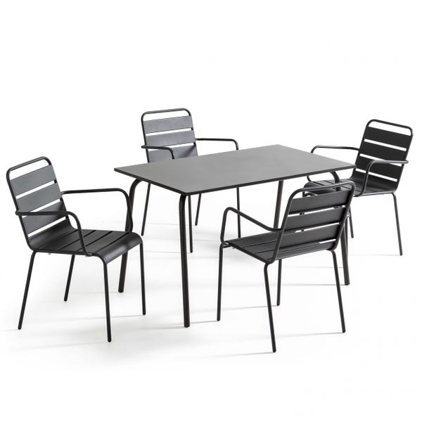 Gartenmöbel-Set aus dunklem Metall bestehend aus einem rechteckigen Tisch und vier Stühlen mit Armlehnen und Lattendesign.