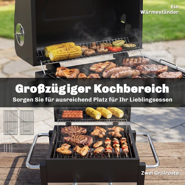 Holzkohlegrill mit zwei Grillrosten und einem Warmhalterost, belegt mit Fleisch, Mais und Gemüse auf einer Terrasse.