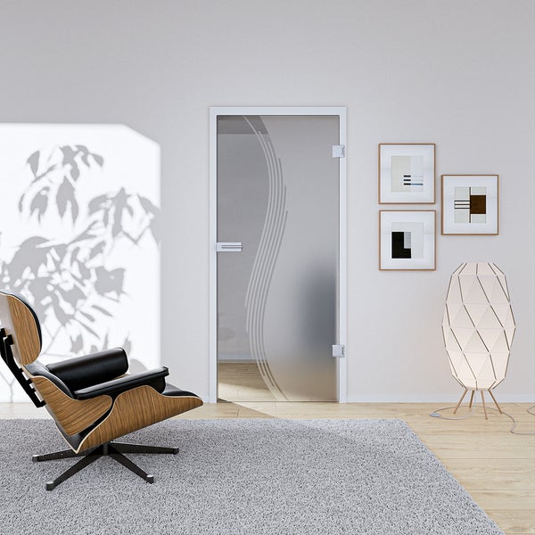 Ganzglastür mit Wellenmotiv in einem hellen Wohnraum mit Designersessel, Teppich und Stehleuchte.