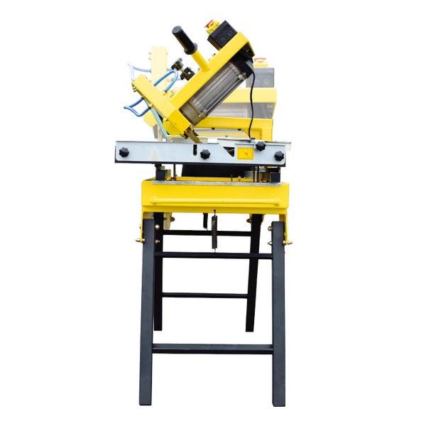 Metallkreissäge auf einem Untergestell