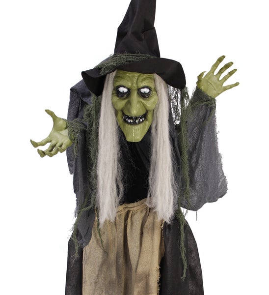 Halloween-Dekoration: Gruselige Hexe mit Hut und zerrissener Kleidung
