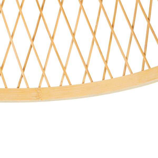 Detailansicht einer Bambus-Gitterstruktur mit einem gebogenen Holzrahmen.