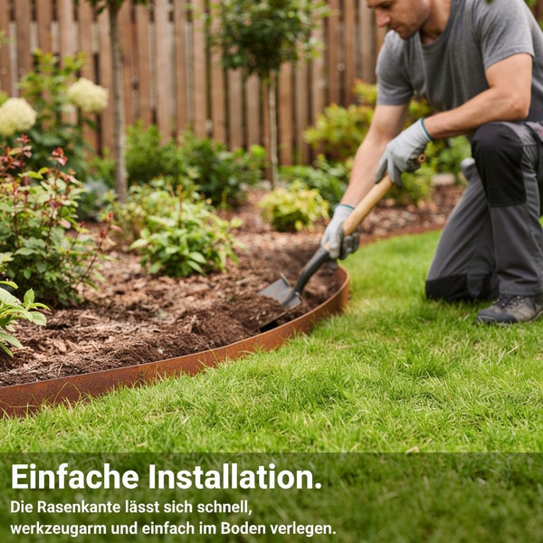 Ein Mann installiert eine flexible Rasenkante aus Metall im Garten, um Rasen und Beet sauber zu trennen.