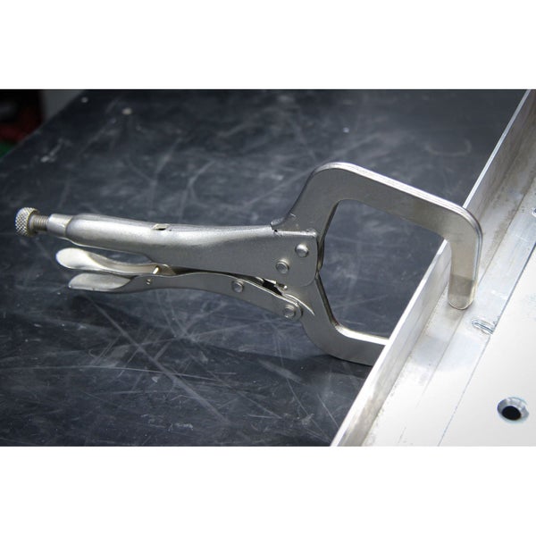 Kneifzange aus Metall an einem Werkstück befestigt