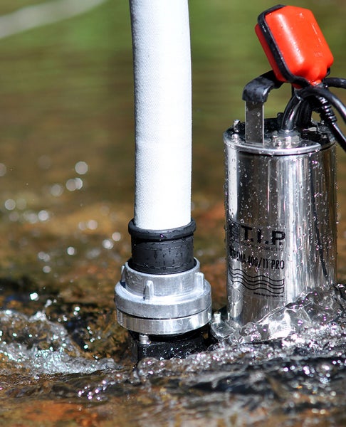 Drei verschiedene schwarze Schlauchanschlüsse aus Kunststoff für den Teich- oder Gartenbereich mit Gewinde und Schlauchtülle.