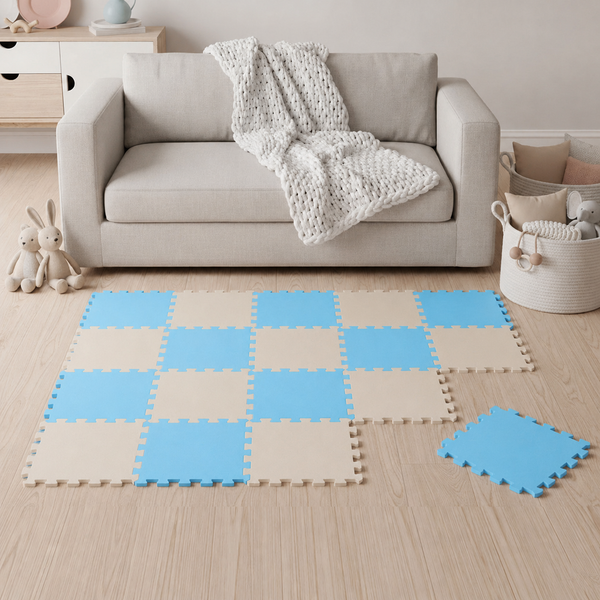 Ein Kinderzimmer mit einem Puzzlematten Set aus Schaumstoff in einem Schachbrettmuster, das auf einem Holzboden vor einem Sofa liegt.
