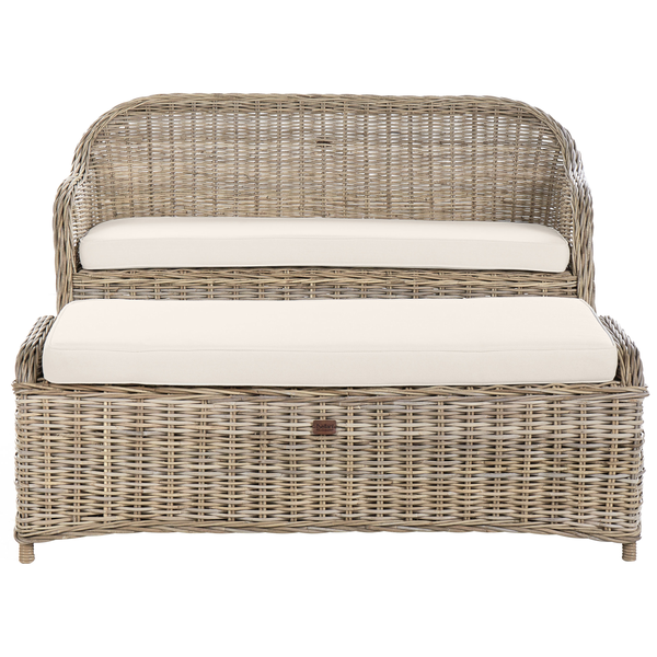 Zweiteiliges Gartenmöbel-Set aus grauem Geflecht mit hellen Polstern, bestehend aus einem Sofa und einem Hocker.