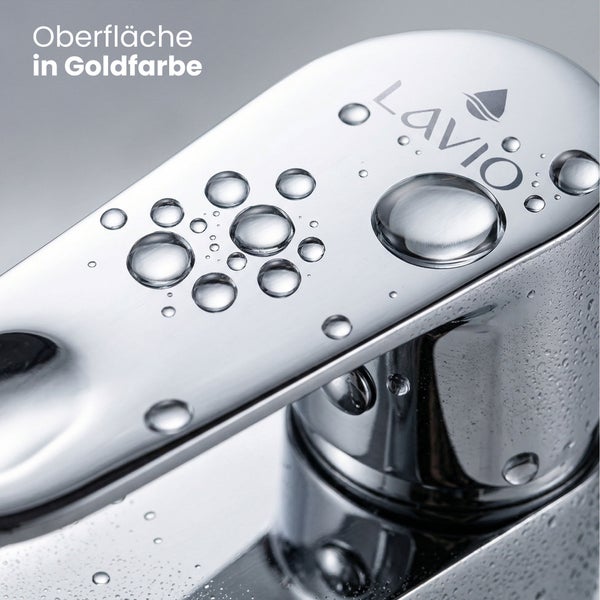 Nahaufnahme eines Armaturenhebels mit Wassertropfen, goldfarbene Oberfläche und Lavio Logo.