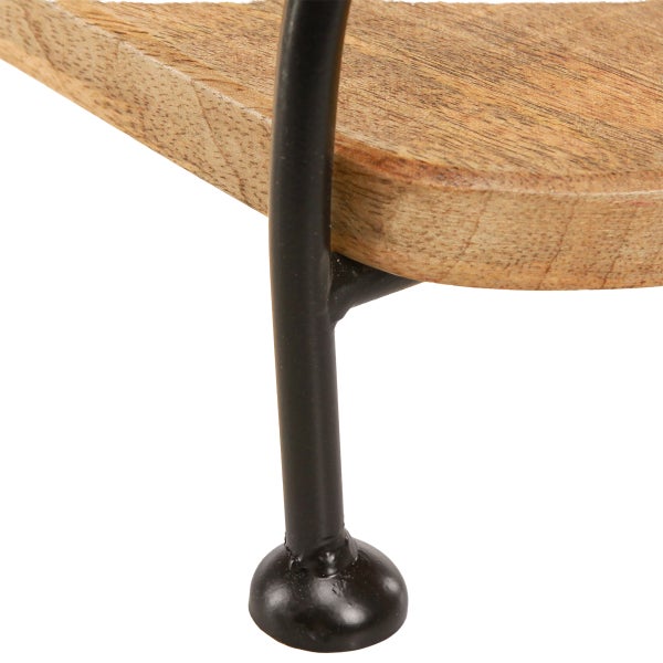 Detailaufnahme eines Holzregals mit schwarzem Metallfuß