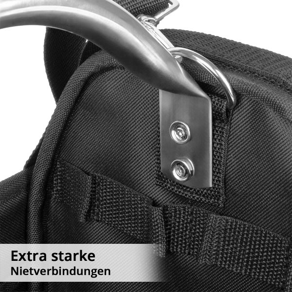 Detailaufnahme einer Werkzeugtasche mit verstärkten Nietverbindungen und einem Tragegriff aus Metall.