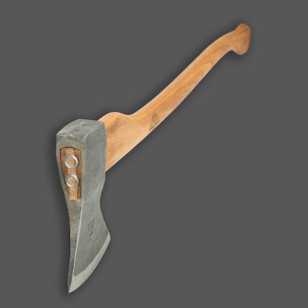 Eine Helko Werk Axt mit einem geschmiedeten Stahlkopf und einem Stiel aus Hickoryholz.