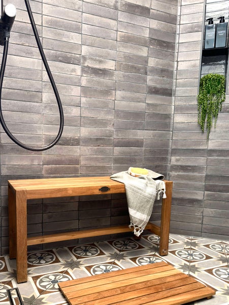 Holzbank im Badezimmer mit Handtuch und Seife