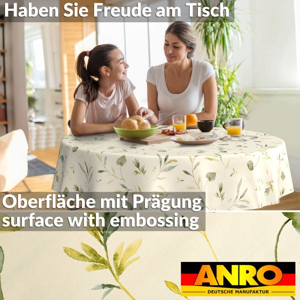 Runde Tischdecke mit Blattmuster und geprägter Oberfläche in einer Wohnszene und als Detailansicht. ANRO Logo.