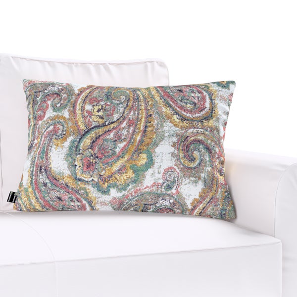 Dekokissen mit Paisleymuster auf Sofa