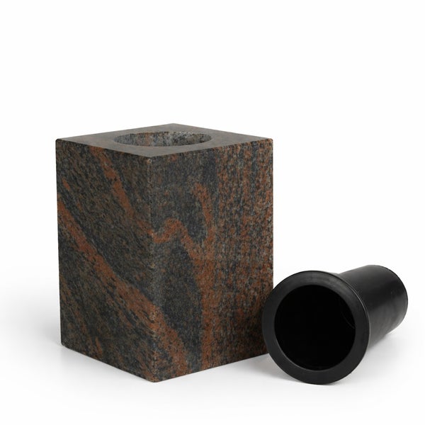 Quadratische Grabvase aus Granit mit herausnehmbarem Kunststoffeinsatz.
