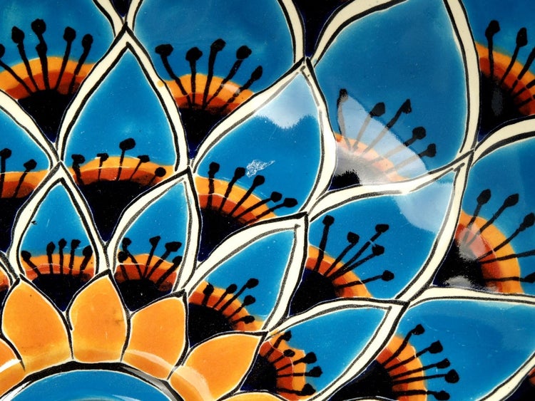 Detailansicht einer Keramikfliese mit floralem Muster für den Innenbereich