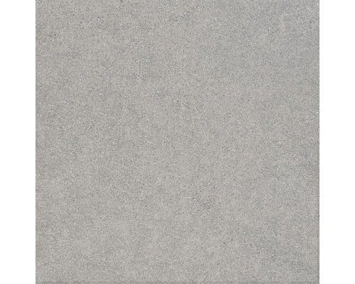 Moderne Küche mit Fliesenboden in Steinoptik, Kücheninsel und minimalistischen Holzstühlen.