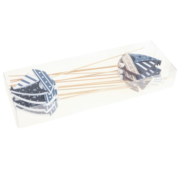 Dekorative Cocktailspieße mit nautischem Muster in einer transparenten Verpackung.