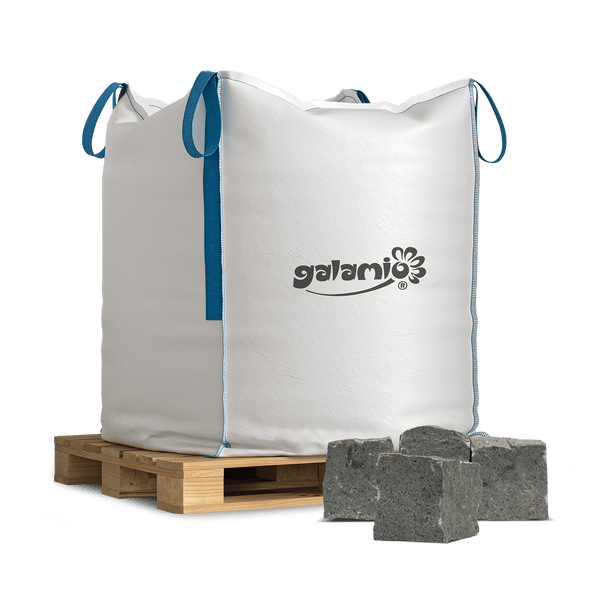 Galamio Big Bag auf einer Holzpalette mit dunklen Pflastersteinen im Vordergrund.