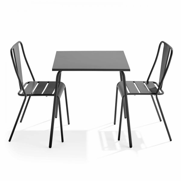Bistro-Set bestehend aus einem quadratischen Metalltisch und zwei Metallstühlen mit Lattensitz für Garten oder Balkon.