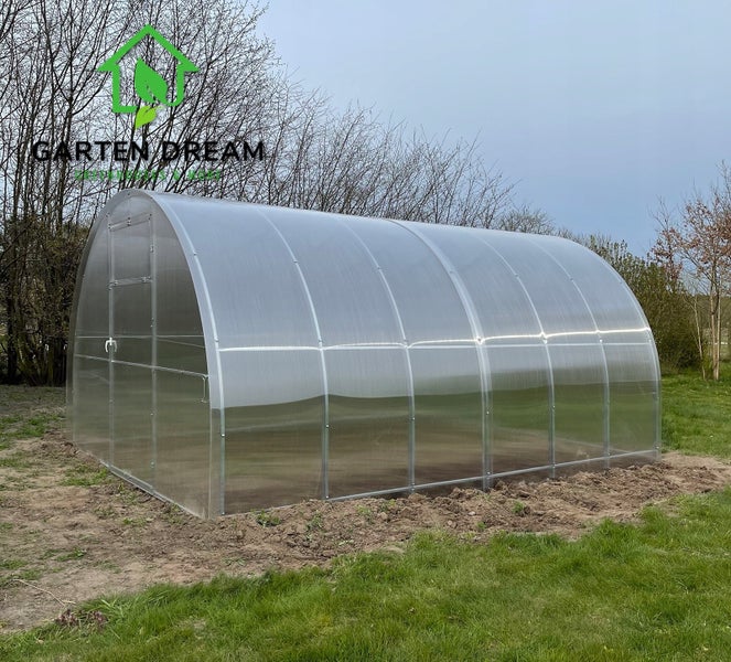Gewächshaus mit Polycarbonatplatten im Garten