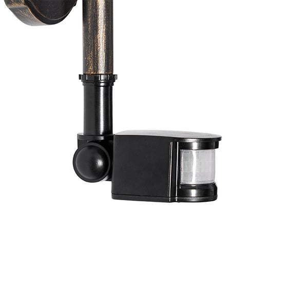 Schwarzer Bewegungsmelder für Außenleuchten, montiert an einer Metallstange.