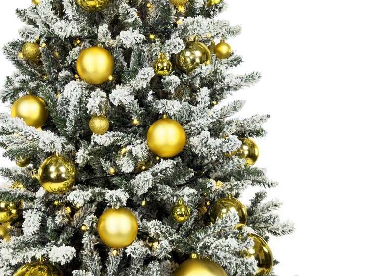 Künstlicher Weihnachtsbaum mit künstlichem Schnee, dekoriert mit leuchtenden Lichterketten und glänzenden sowie matten Christbaumkugeln.