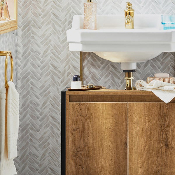 Badezimmer mit Waschbecken, Holzunterschrank und Accessoires