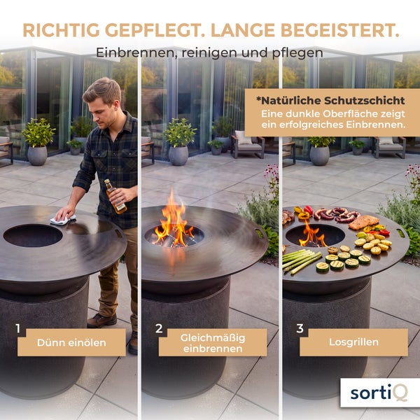 Anleitung zum Einbrennen und Pflegen einer Feuerplatte mit Grill in drei Schritten auf einer Terrasse mit SortiQ Logo.