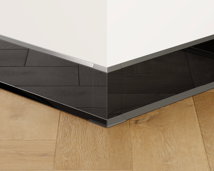 Innenraumecke mit Fliesen, Sockelleiste und Holzboden