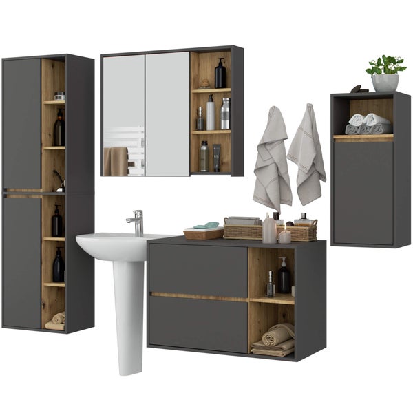 Badezimmer mit Waschtisch, Spiegelschrank und Hochschrank in dunkler Holzoptik