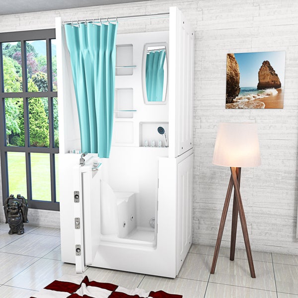 Weiße Sitzbadewanne mit Tür, integrierter Duschkabine, blauem Vorhang, Spiegel und Sitz in einem hellen, modern eingerichteten Raum.