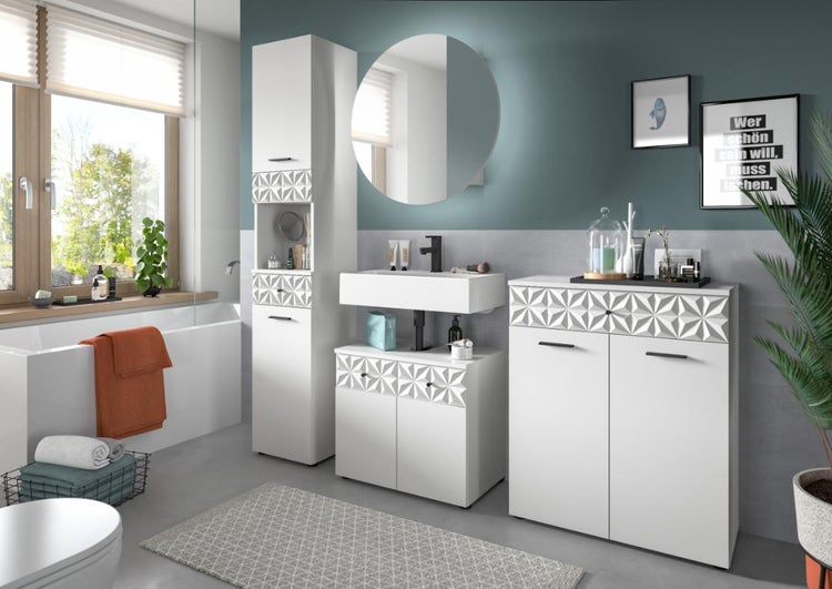 Modernes helles Badezimmer mit weißen Möbeln mit geometrischem Muster, bestehend aus Hochschrank, Waschbeckenunterschrank, Kommode und Spiegel.