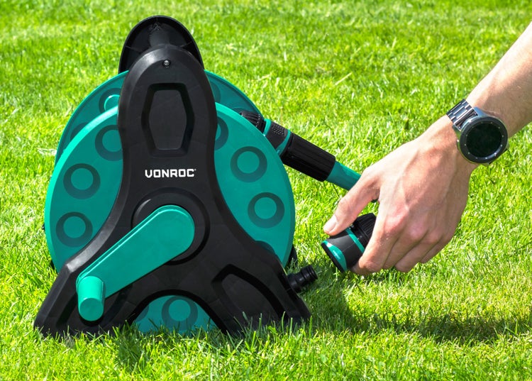VONROC Schlauchtrommel, komplettes Starterset - Inkl. 15 m Gartenschlauch, Sprühkopf, Schlauchkupplungen und Wasserhahnanschluss