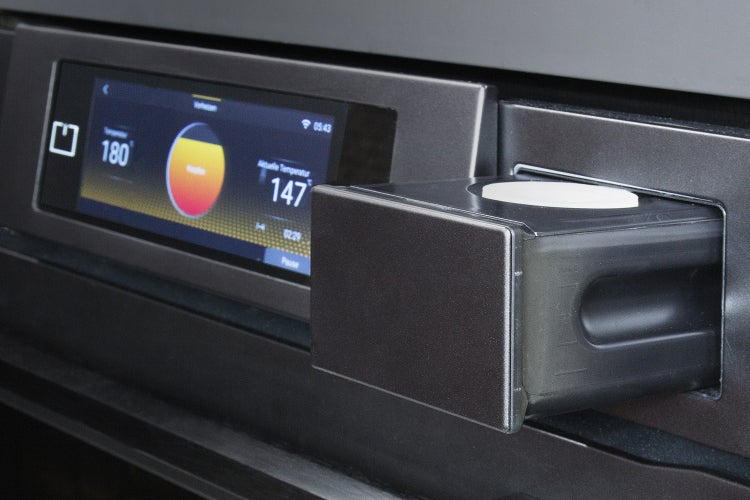 Einbau-Backofen Bedienblende mit digitalem Touchscreen Display und ausziehbarem Wassertank für Dampfgarfunktion.