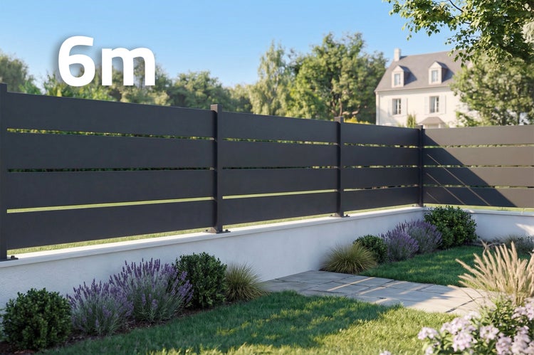 Moderner anthrazitfarbener Zaun mit horizontalen Lamellen, 6 Meter lang, montiert auf einer niedrigen weißen Mauer in einem Garten.