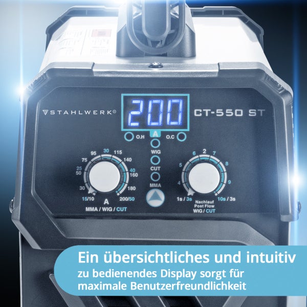 Blauer Teppich mit Streifenmuster