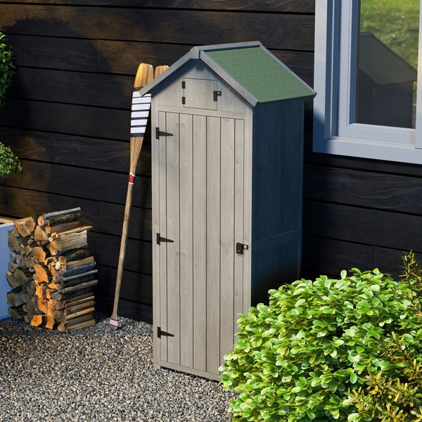 Gartenschrank aus Holz mit grünem Dach, neben einem Fenster und Brennholz