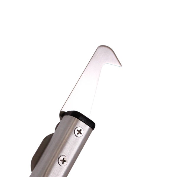 Hakenklinge aus Metall mit Befestigungsschrauben an einem Griff für Schneidarbeiten.